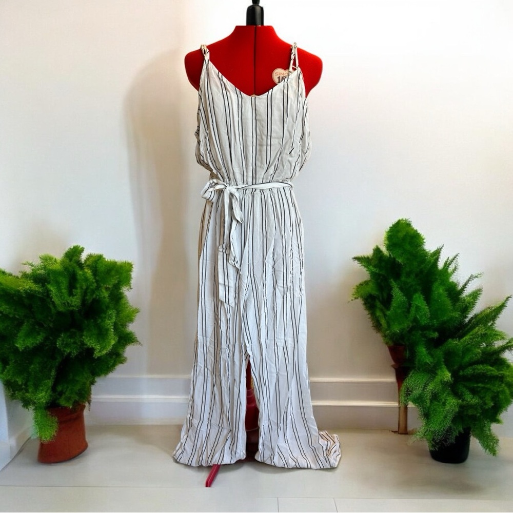 Jumpsuit white and black. Size medium.